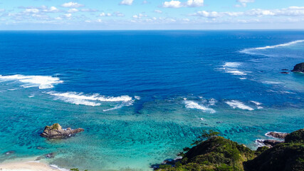 Naklejka na ściany i meble 沖縄の澄んだ海と青空の対比が美しいドローン空撮写真