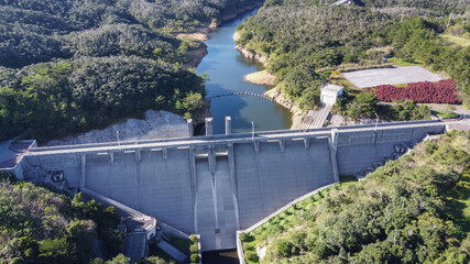 普久川ダムを正面から見下ろす空撮写真