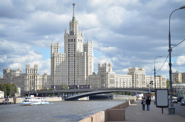 Obraz premium Сталинская высотка на берегу реки Москва. Высотный дом на Котельнической набережной. Skyscraper in Moscow in Russia.