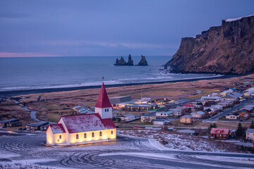 La classica vista di Vik, in Islanda, alle prime luci dell'alba.