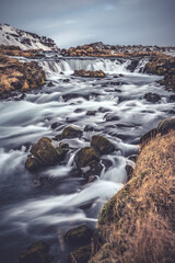 Una delle tante piccole cascate che si possono trovare lungo la strada in Islanda.
