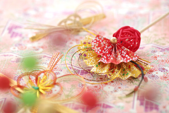日本の伝統行事のお正月の飾りや小物の集合イメージ