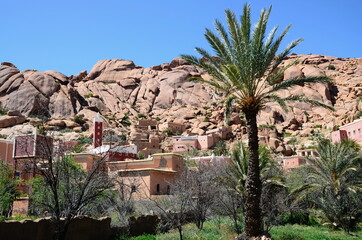 Maisons marocaines au milieu des palmiers et de la montagne