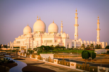 Fototapeta na wymiar sheikh zayed grand mosque in abu dhabi, united arab emirates