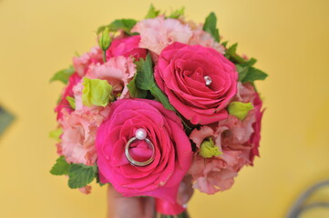 Bouquet marié avec alliances
