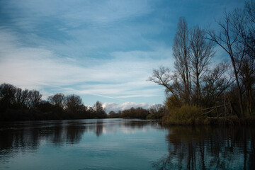 paisaje bonito con rio 