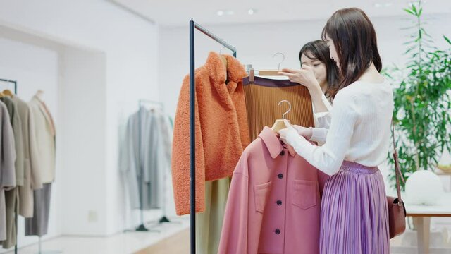 服を選ぶ若い女性たち