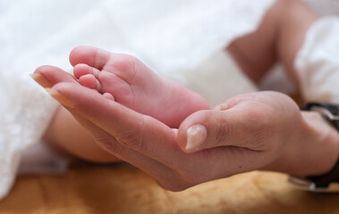 Obraz na płótnie Canvas newborn feet in bed