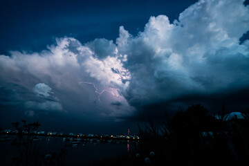 Gewitter am Himmel große Wolken