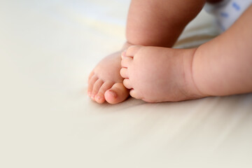 baby feet in bed_02