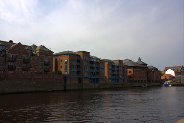 Fototapeta premium buildings by a canal 