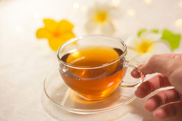 お茶を飲む女性の手元アップ。おうち時間、休憩時間。