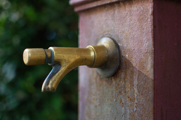 Bronze Wasserhahn alt und abgegriffen