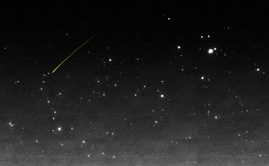 黄色い流れ星とモノクロの星空の背景イメージ素材