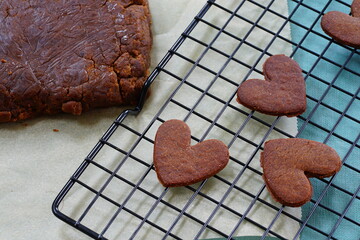 Brown gingerbread cookies drying on a rack