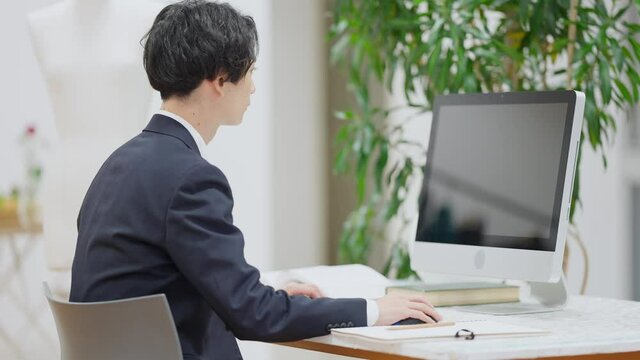 パソコンで仕事をする若い男性