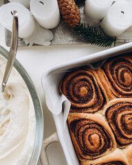 Cinnamon buns with white cream