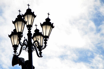 Fototapeta na wymiar Street lamp on the background of the cloudy sky. Уличный фонарь на фоне облачного неба.