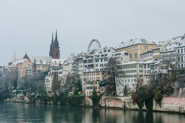 Fototapeta premium Basel, Münster, Kirche, Pfalz, Rhein, Rheinufer, Riesenrad, Grossbasel, Altstadt, Altstadthäuser, Winter, Schnee, Schneefall, Schweiz