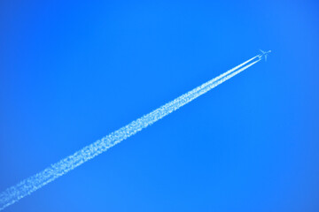 青空の飛行機雲