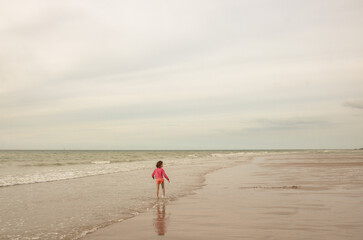 Petite fille seule sur la plage