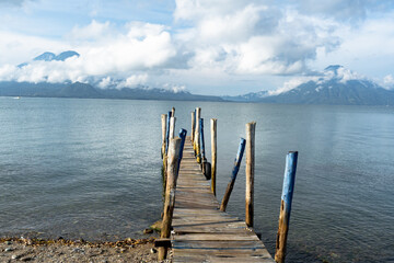 Lago Atitlán Guatemala, muelle de madera.