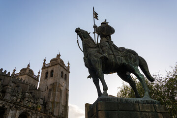 Obraz premium Warrior statue and cathedral of Porto in the background. Vímara Peres warrior. Blue sky. Porto