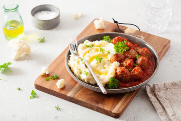 keto paleo diet lunch mashed cauliflower with meatballs