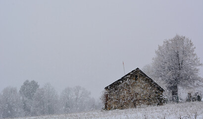 una abbondante nevicata sulla casa di Babbo Natale