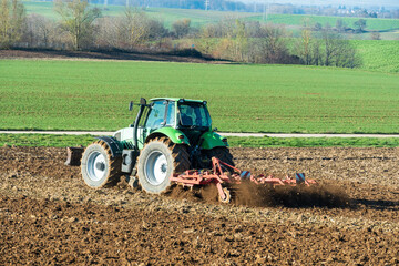 Traktor mit Egge auf einem Acker © Eberhard Spaeth