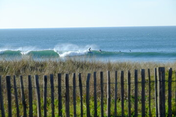 Obraz premium Some big waves in the end of the month of november 2020, in the west of France. The beach of la Govelle at Batz sur mer.