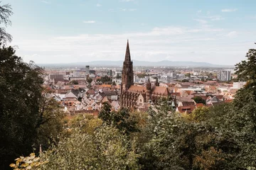 Deurstickers Sonniges Panorama von Freiburg in Baden Württemberg, Deutschland © Lola