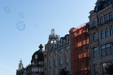 Obraz premium Big soap bubble and Porto city in the background. Aliados Avenue.