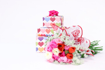 ハートのプレゼントとラナンキュラスの美しい花束