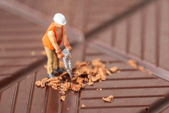 Macro photo: figurines préparent des copeaux de chocolat