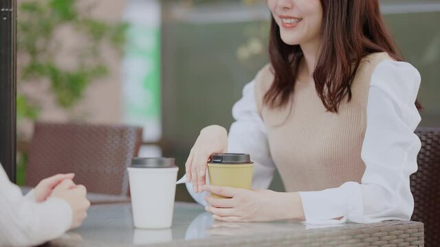 カフェで楽しそうに話す若い女性たち