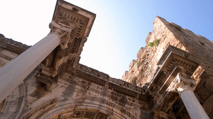 Obraz premium View of Hadrians gate in old city of Antalya, Turkey. An ancient roman architecture. Beautiful historical landmark with blue sky in the background.