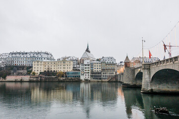 Basel, Martinskirche, Rhein, Rheinbrücke, Altstadt, Altstadthäuser, Rheinsprung, Winter, Schnee, Schneefall, Schifflände, Rheinufer, Grossbasel, Basel-Stadt, Schweiz