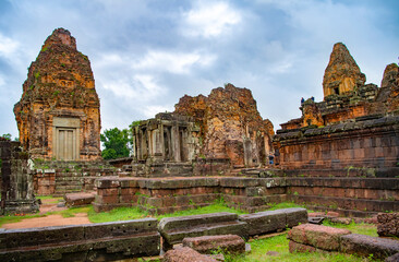 Fototapeta premium Angkor Wat - the largest temple in the world (Cambodia)