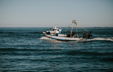 Obraz premium Barco de pesca. Navegando