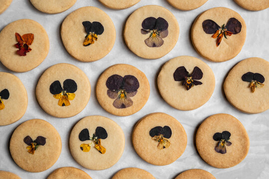 Sables au beurre or french butter cookies with edible flowers 