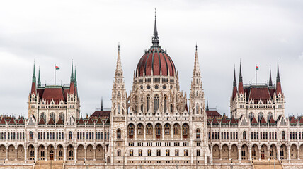 Obraz premium The Hungarian Parliament building on a rainy fall day in Budapest, the capital of Hungary.