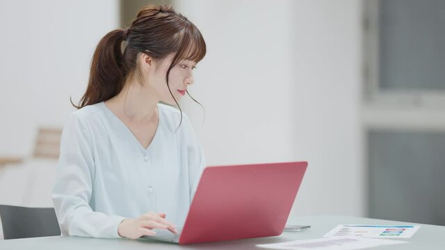 ラップトップを使っている若い女性