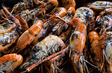 Giant freshwater prawn was grilled in the metal tray.