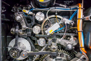 印刷機の駆動歯車群。精密機械、メカニカルイメージ