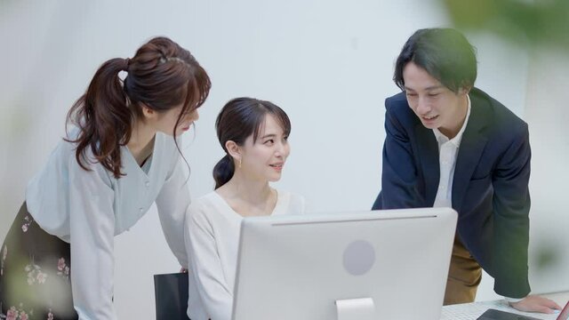 意見交換をする若い男女