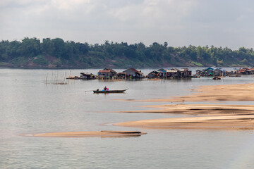 Village flottant sur le Mékong à Kratie, Cambodge