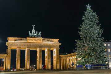 Christmas Tree on brandenburg gate in berlin, christmas tree in front of the brandenburg gate © Ronny Rose