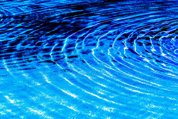 White highlighted ripples in a blue and turquoise pool.