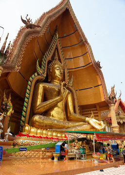 Temple of the cave of the tiger (Wat Tham Khao Noi).Golden Buddha